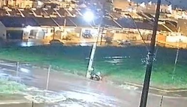 Imagem referente a Vídeo mostra motociclista colidindo contra poste no Jardim Mantovani