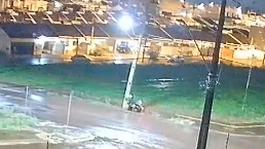 Vídeo mostra motociclista colidindo contra poste no Jardim Mantovani