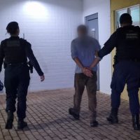 Imagem referente a Motorista colide contra carro estacionado e tem veículo apreendido no Bairro Claudete