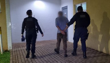 Imagem referente a Motorista colide contra carro estacionado e tem veículo apreendido no Bairro Claudete