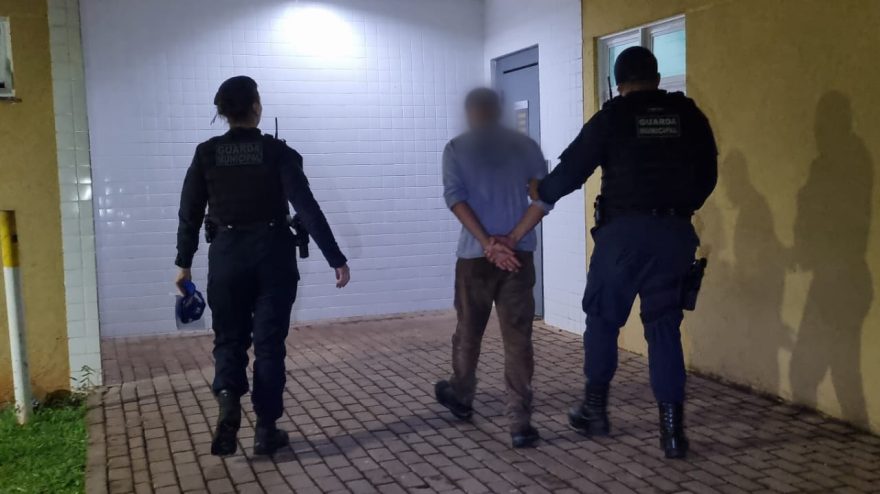 Motorista colide contra carro estacionado e tem veículo apreendido no Bairro Claudete