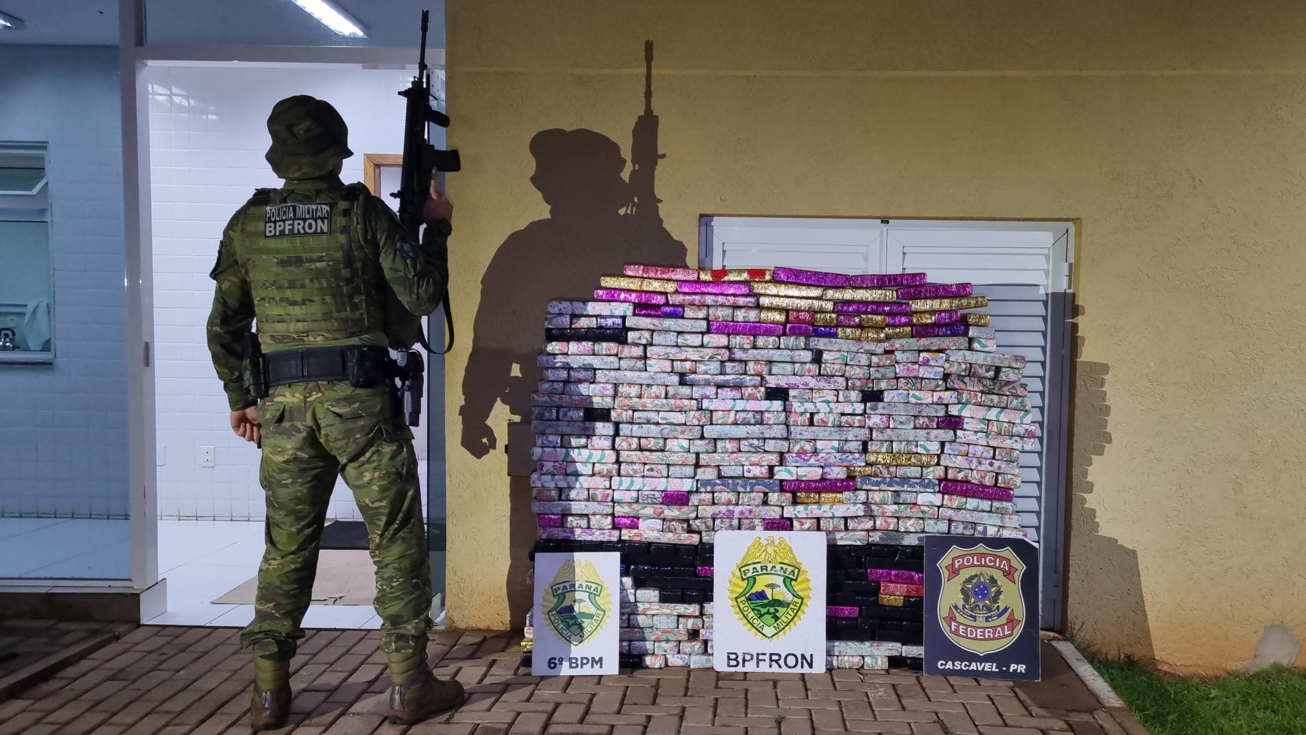 Imagem referente a Perseguição na BR-277 termina com quase meia tonelada de maconha apreendida