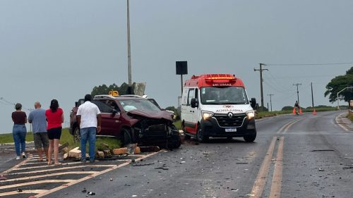 Passageira fica ferida em acidente entre Fiat Toro e carreta na PR-239 em Assis Chateaubriand