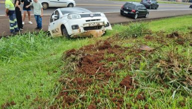 Imagem referente a Fiat Uno sai da pista na BR-277 e fica preso em canaleta em Cascavel