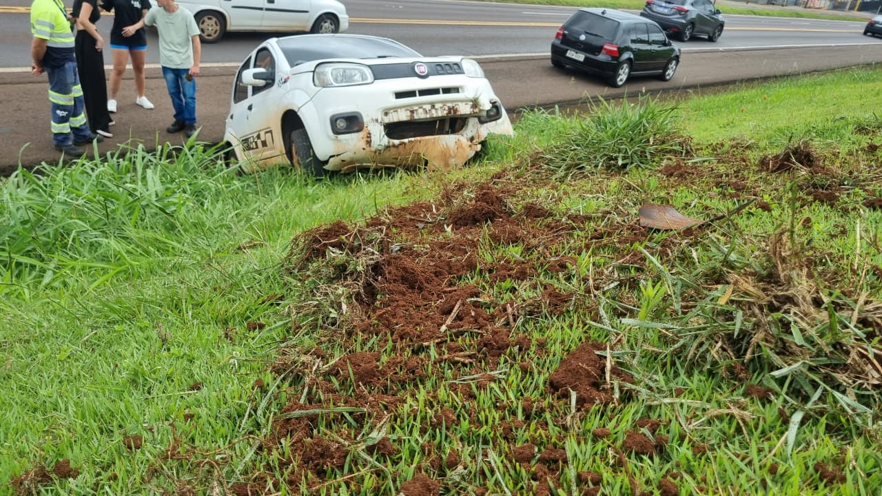 Fiat Uno sai da pista na BR-277 e fica preso em canaleta em Cascavel
