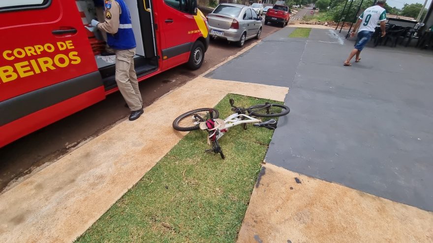 Homem bate a cabeça após queda de bicicleta no bairro Cataratas