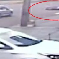 Imagem referente a Moto e patinete batem em cruzamento no São Cristóvão; Veja o vídeo