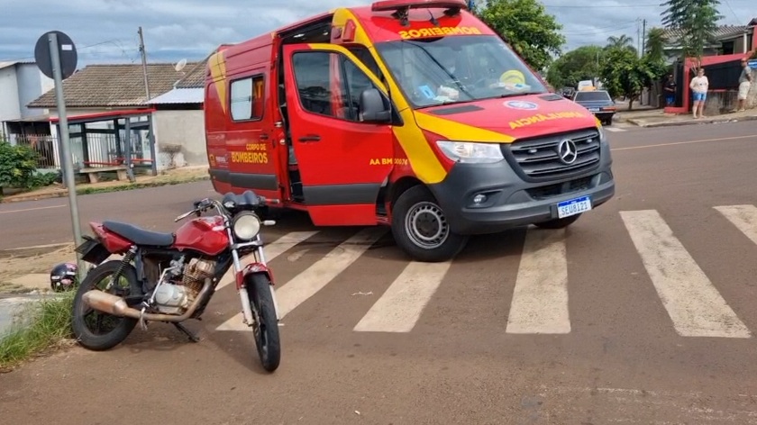 Dois jovens ficam feridos após queda de moto na Rua Leonardo da Vinci, no Bairro Interlagos
