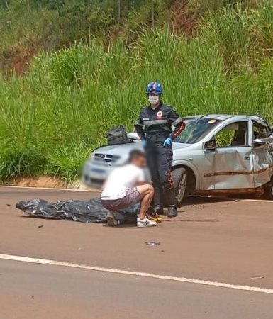 Imagem referente a Adolescente morre e pai fica ferido em acidente entre Astra e carreta na PR-323