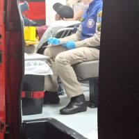 Imagem referente a Esqueceu as chaves e foi parar no hospital: Homem tenta pular muro de casa, cai e fica ferido