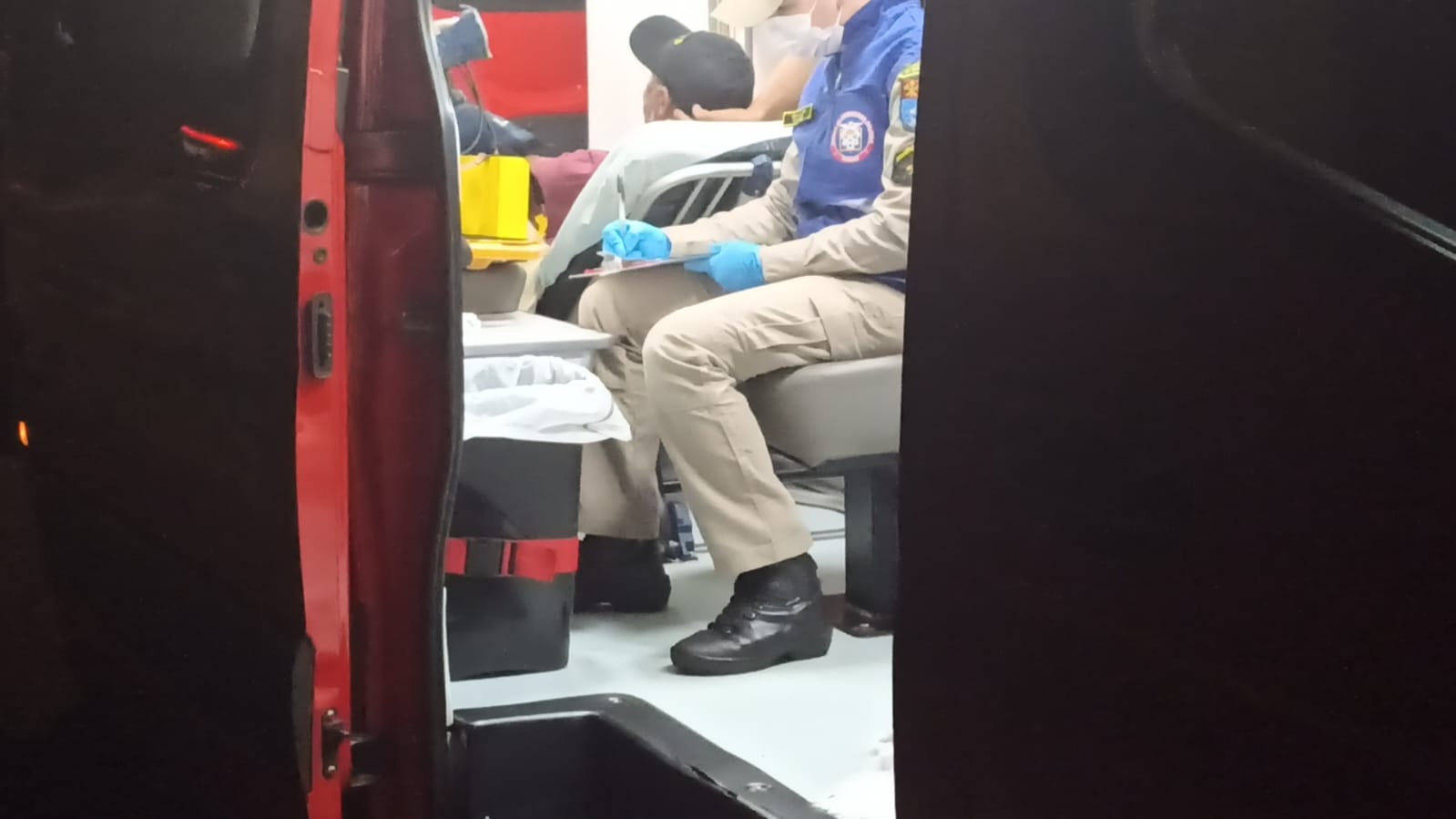 Imagem referente a Esqueceu as chaves e foi parar no hospital: Homem tenta pular muro de casa, cai e fica ferido