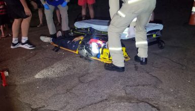 Imagem referente a Após realizar entrega, Motoboy é atacado por cachorros e sofre queda na Região do Lago