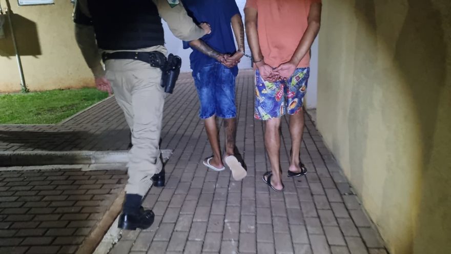 Confusão em bar termina com dois homens detidos após ameaças a policiais