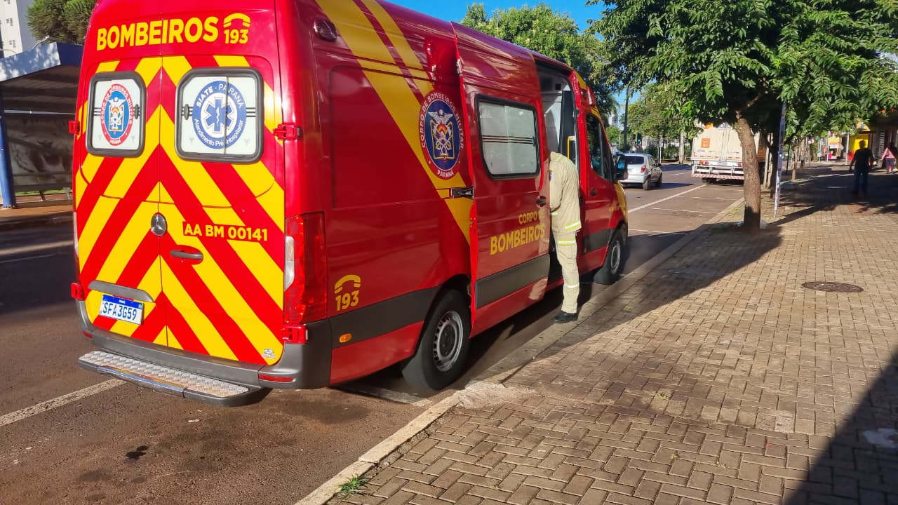 Mulher é socorrida em restaurante na Avenida Brasil após prender a mão em cilindro elétrico