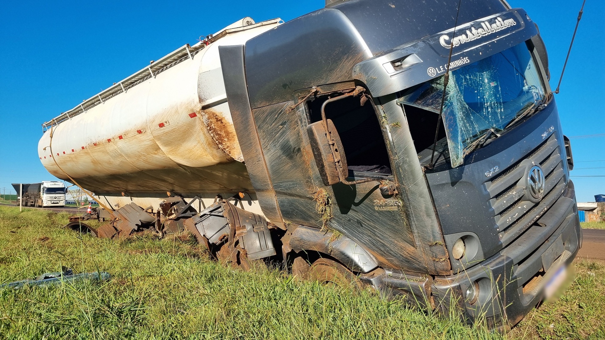 Caminhão arrasta lateral e tomba, mas ninguém se machuca na BR-277