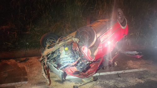 Condutor é arremessado para fora do carro após capotamento na BR-376, em Apucarana Condutor é arremessado para fora do carro após capotamento na BR-376, em Apucarana