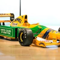 Imagem referente a Carro da primeira vitória de Michael Schumacher na Fórmula 1 vai a leilão