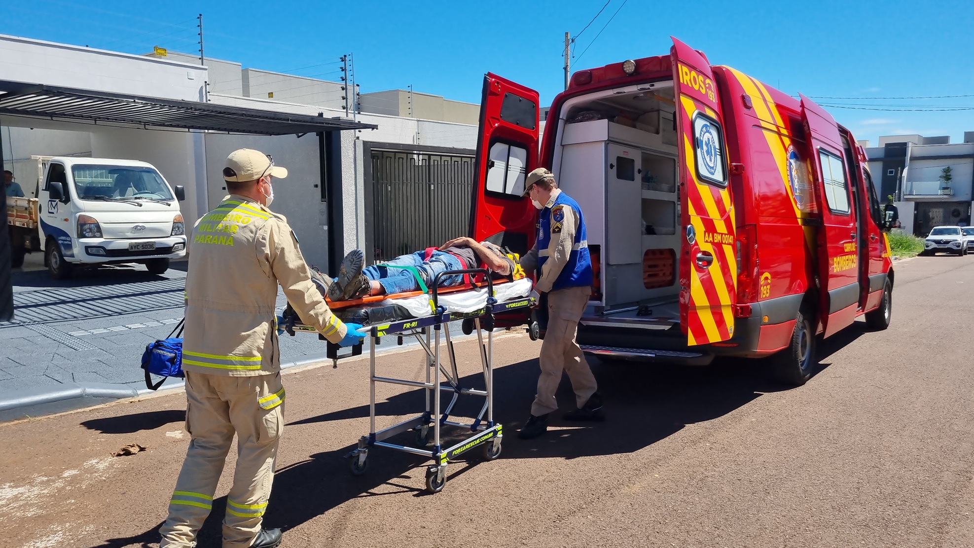 Trabalhador despenca de mais de 3 metros e vai parar no hospital