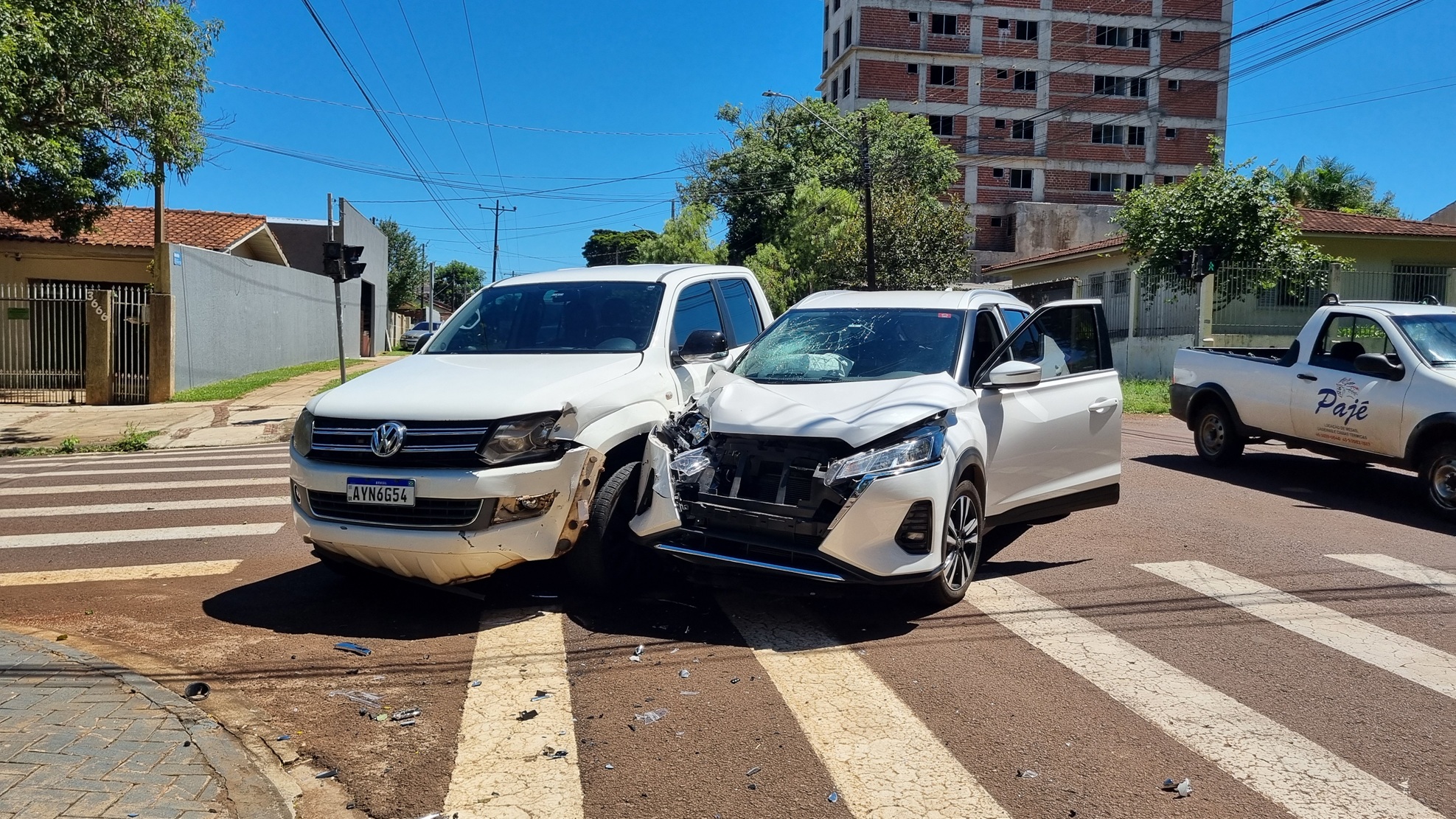 Batida entre Amarok e Kicks causa susto, mas ninguém se machuca no Coqueiral