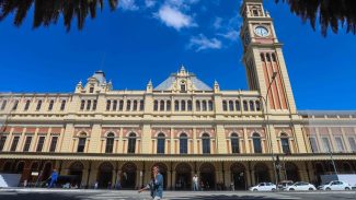 Segunda de céu claro, sol e sensação de calor na capital paulista
