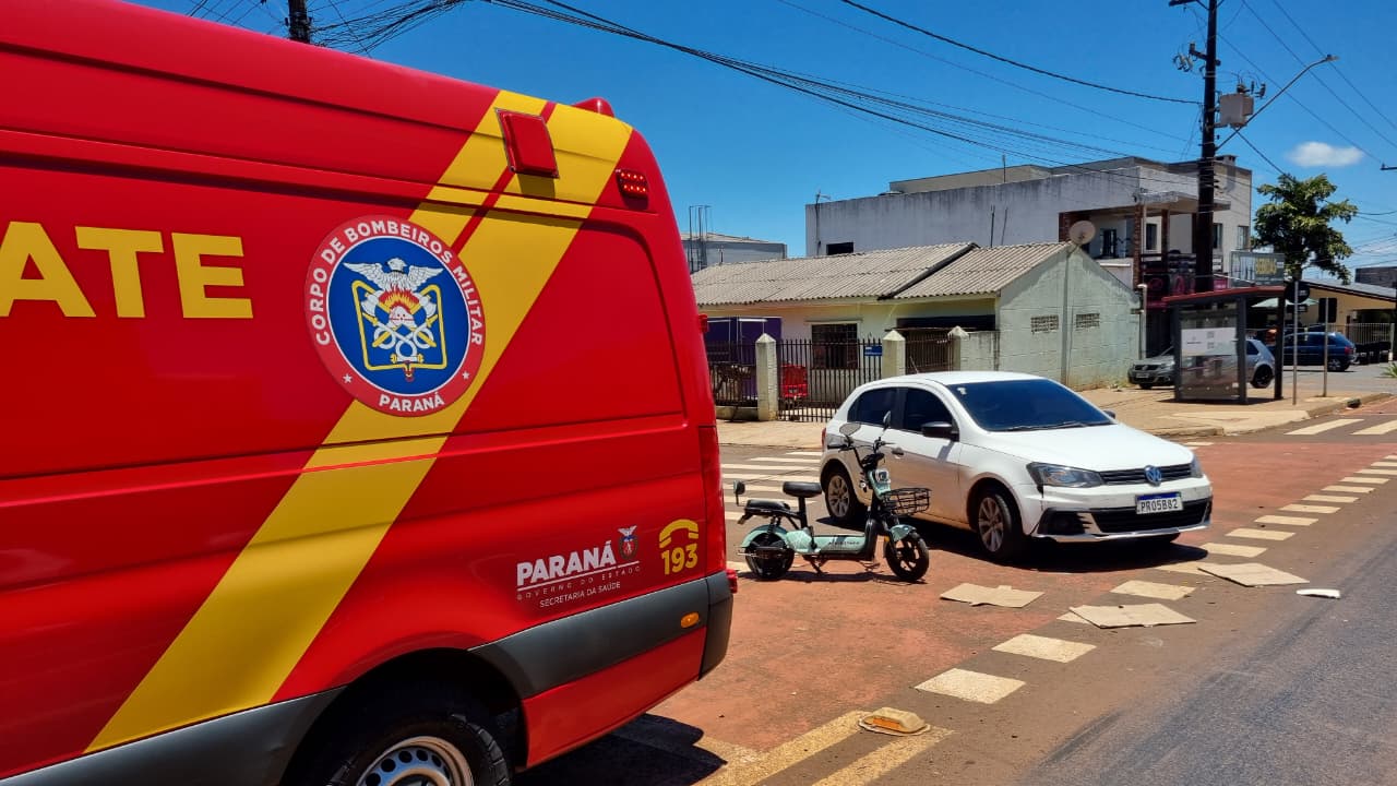 Gol e patinete elétrico se envolvem em colisão na Avenida Piquiri; Siate é chamado