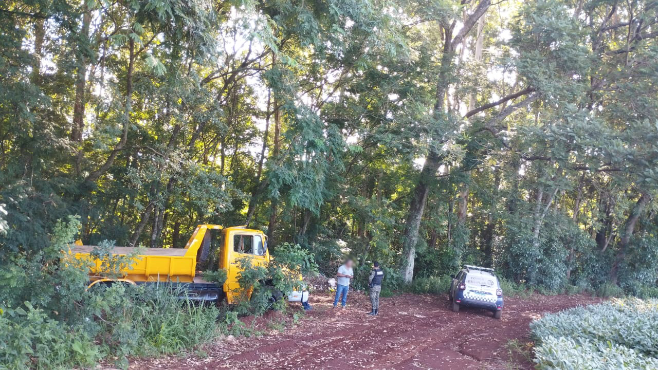 Patrulha Ambiental da GM flagra descarte irregular de entulho em área de vegetação em Cascavel