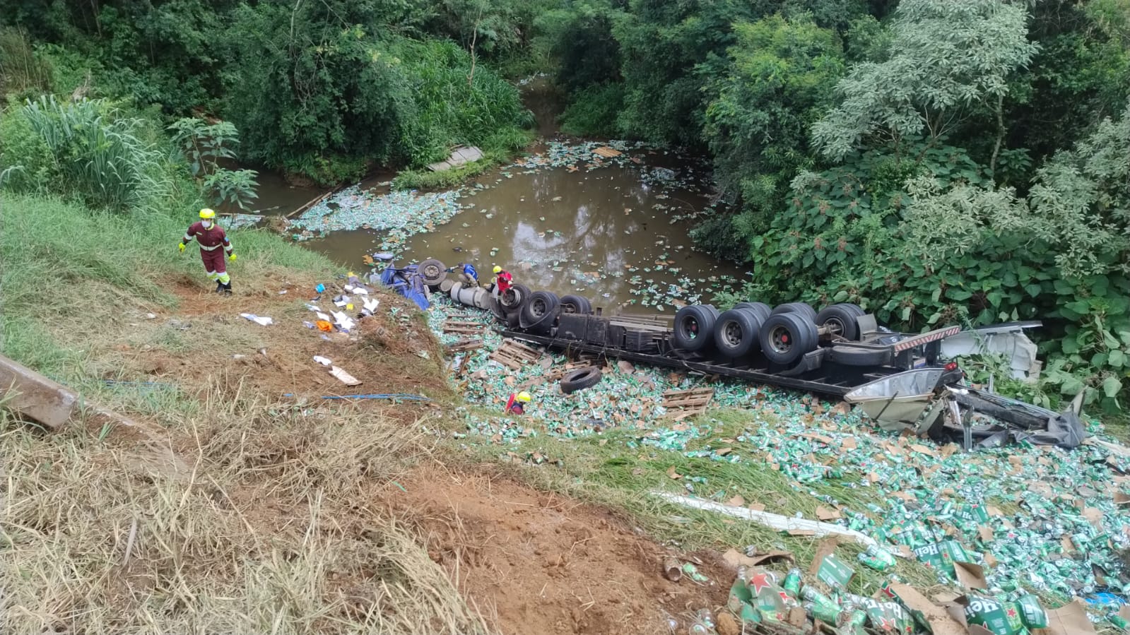 Motorista morre após caminhão carregado com cervejas capotar e afundar em rio no Paraná Imagem referente a Motorista morre após caminhão carregado com cervejas capotar e afundar em rio no Paraná