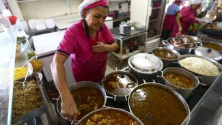 Cresce contratação de pessoas 50+ no comércio e nos serviços em SP