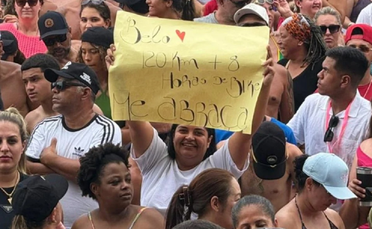 Mulher pedala 8h para descer a serra de bike e conhecer cantor Belo em show no litoral do Paraná Mulher pedala 8h para descer a serra de bike e conhecer cantor Belo em show no litoral do Paraná