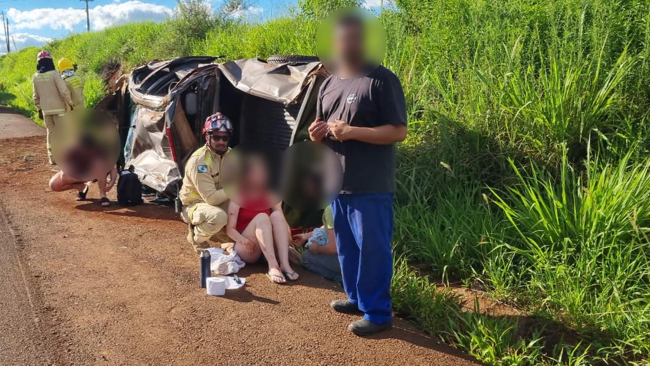 Jovens ficam feridos após grave capotamento na BR-467, em Cascavel Jovens ficam feridos após grave capotamento na BR-467, em Cascavel