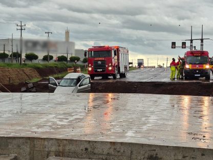 Trincheira engole carro em Mandaguari após motorista ignorar desvio na chuva Imagem referente a Trincheira engole carro em Mandaguari após motorista ignorar desvio na chuva