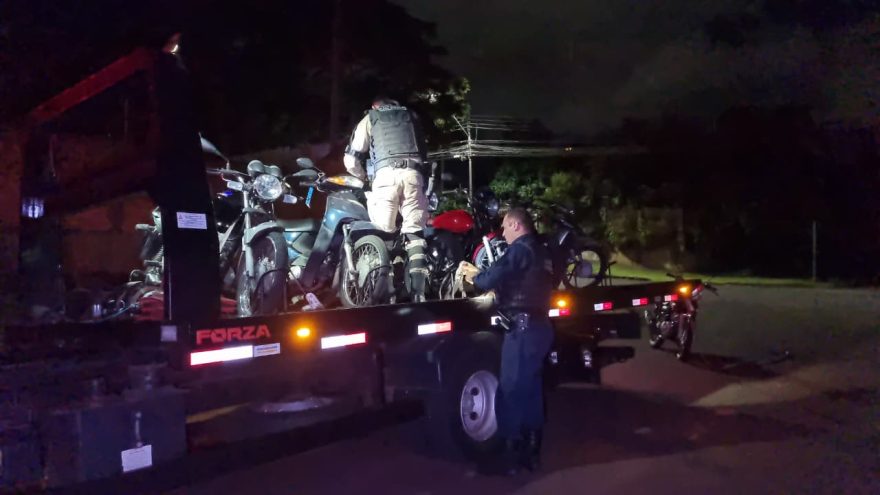 Fiscalização na Rua Altemar Dutra apreende carro, oito motos e garante segurança no trânsito