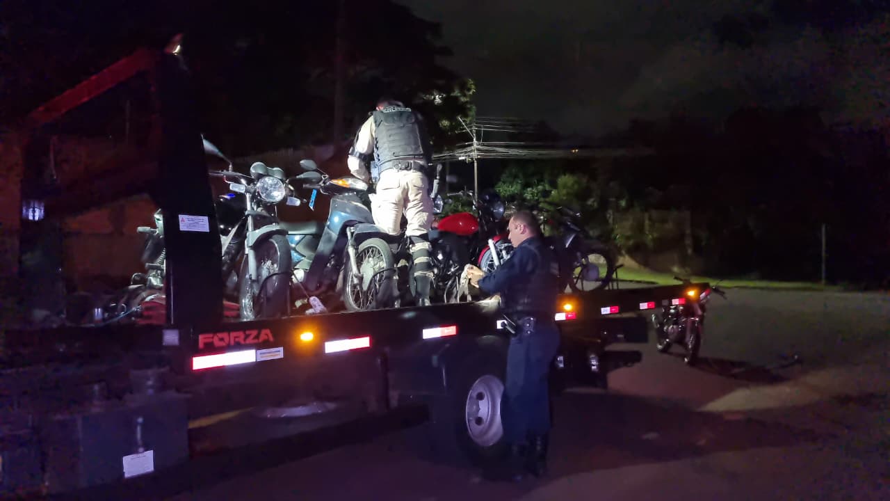 Fiscalização na Rua Altemar Dutra apreende carro, oito motos e garante segurança no trânsito
