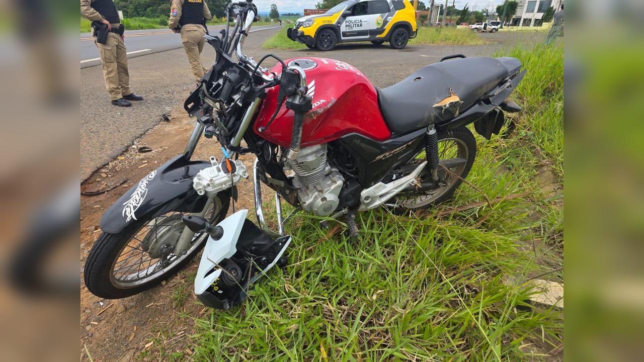 Jovem de 15 anos morre arremessado após moto bater em caminhão na BR-153, em Ibati