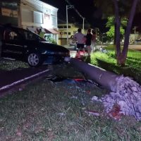 Imagem referente a Fiat Marea atinge poste de iluminação pública na Avenida Brasil, no Bairro Coqueiral
