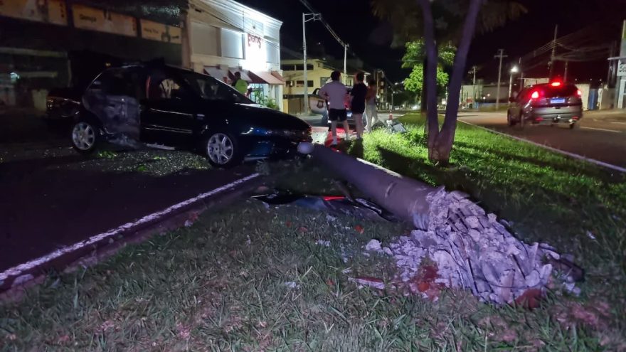 Fiat Marea atinge poste de iluminação pública na Avenida Brasil, no Bairro Coqueiral