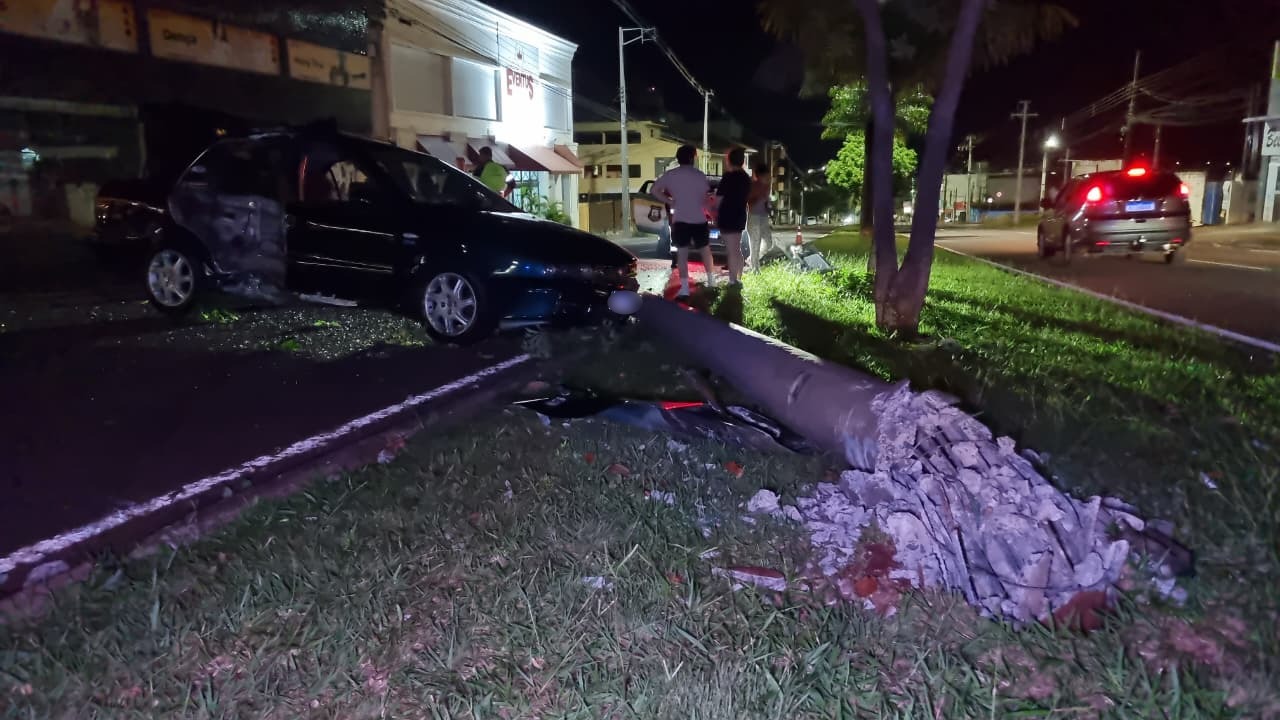Imagem referente a Fiat Marea atinge poste de iluminação pública na Avenida Brasil, no Bairro Coqueiral