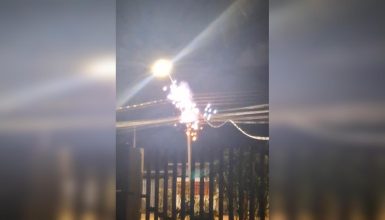 Imagem referente a Fiação elétrica rompe após pegar fogo e oferece risco a motoristas e pedestres na Rua Aparecida do Norte