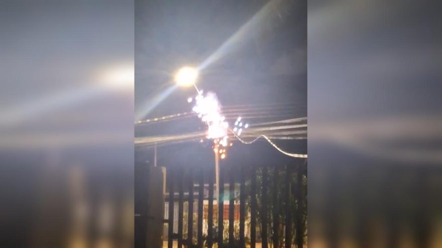 Fiação elétrica rompe após pegar fogo e oferece risco a motoristas e pedestres na Rua Aparecida do Norte