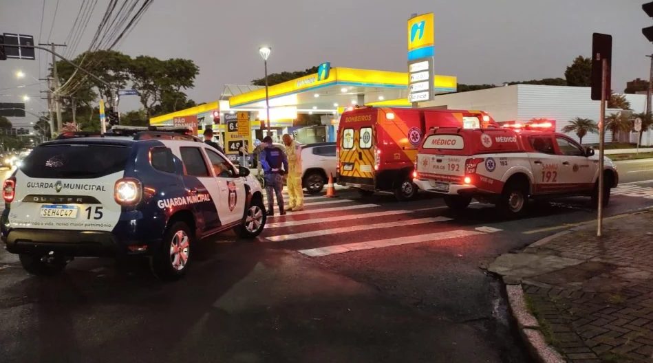 Motociclista é arremessado após colisão em cruzamento e fica em estado grave Motociclista é arremessado após colisão em cruzamento e fica em estado grave