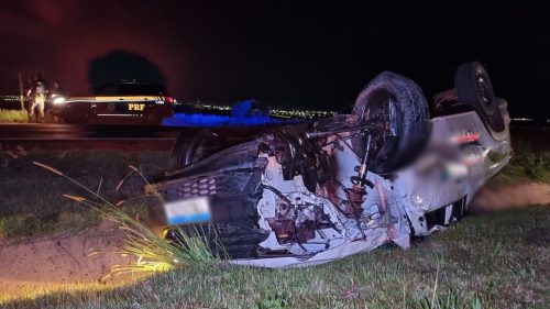 Fiat Strada capota após sair da pista na BR-163 em Cascavel Imagem referente a Fiat Strada capota após sair da pista na BR-163 em Cascavel