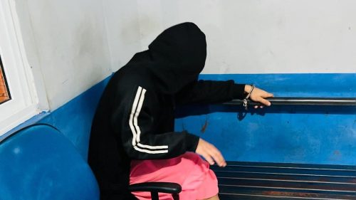 Suspeito dispensa pochete com drogas e dinheiro ao avistar Guarda Municipal Suspeito dispensa pochete com drogas e dinheiro ao avistar Guarda Municipal