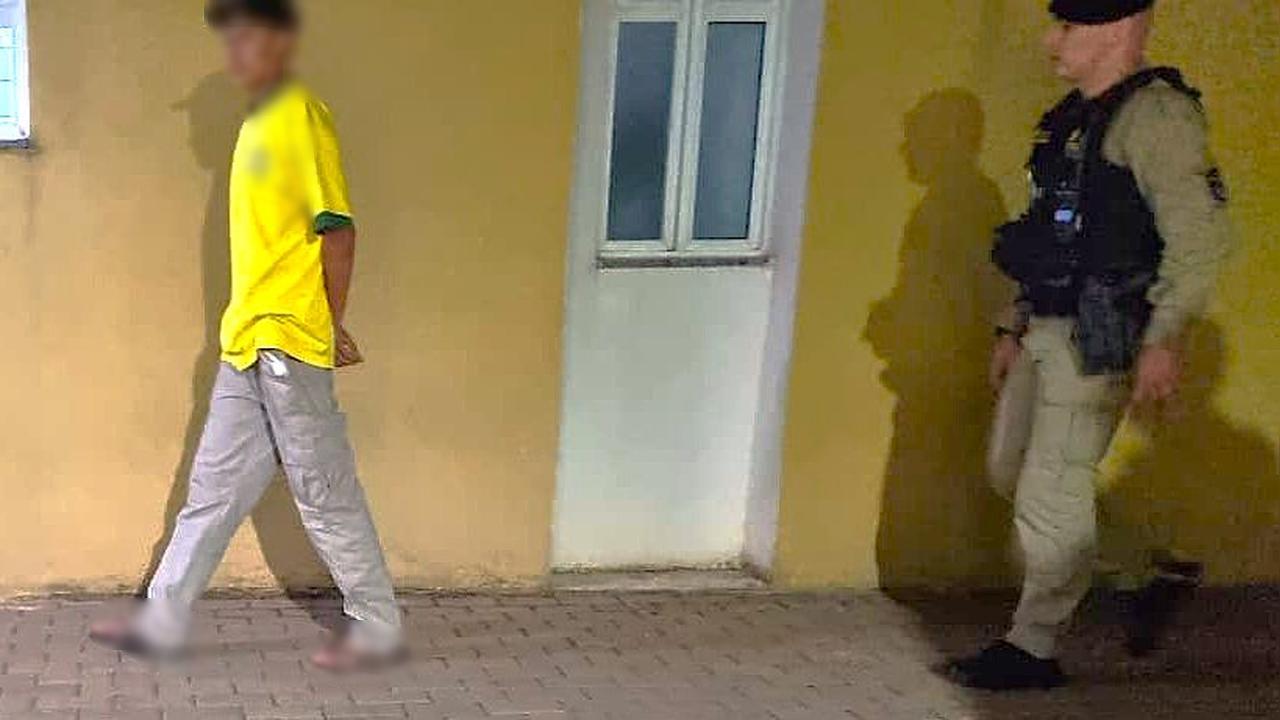 Maconha é apreendida após adolescente ser resgatado de telhado de residência no bairro São Cristóvão 