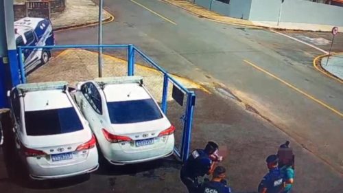 Manobra rápida da GCM salva bebê engasgada e evita tragédia Manobra rápida da GCM salva bebê engasgada e evita tragédia