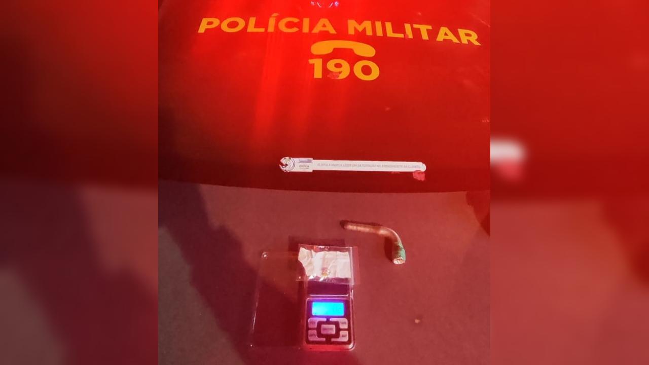 Polícia Militar aborda homem com crack no Centro de Cascavel durante a madrugada
