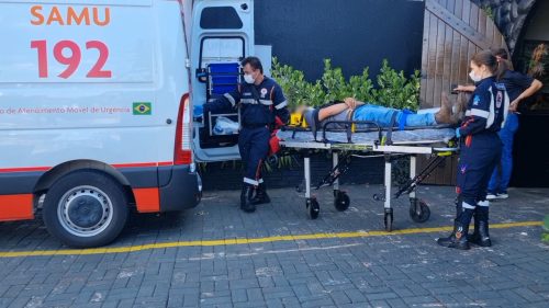Homem é socorrido pelo Samu após ser atingido por material pesado no Centro de Cascavel Homem é socorrido pelo Samu após ser atingido por material pesado no Centro de Cascavel