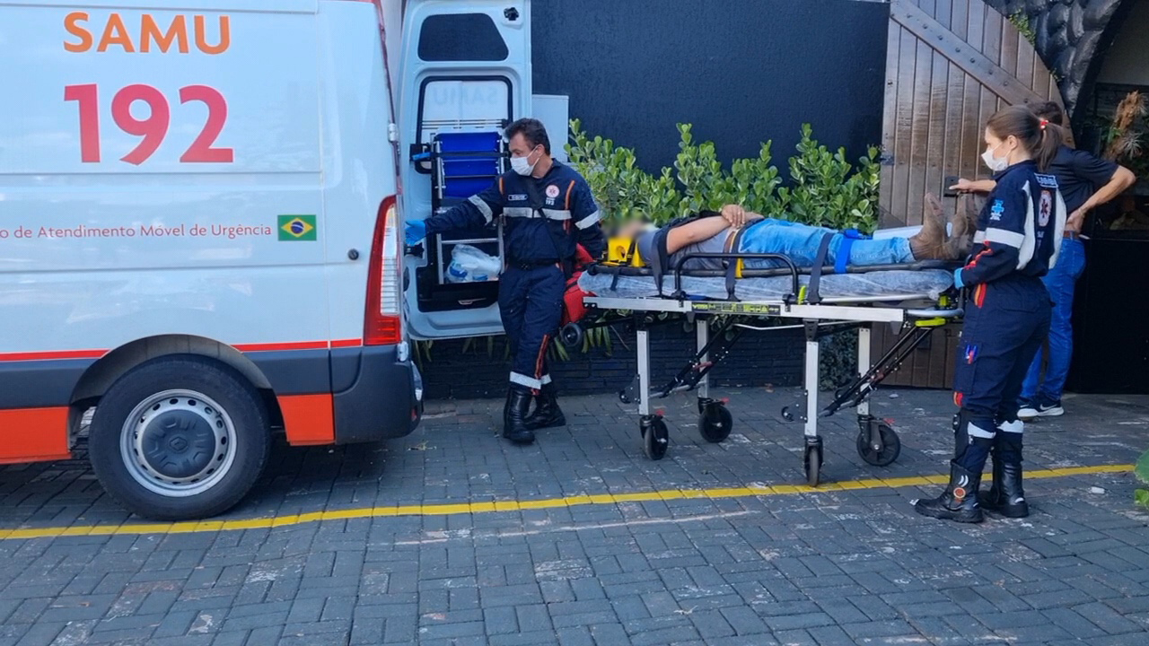 Homem é socorrido pelo Samu após ser atingido por material pesado no Centro de Cascavel Homem é socorrido pelo Samu após ser atingido por material pesado no Centro de Cascavel