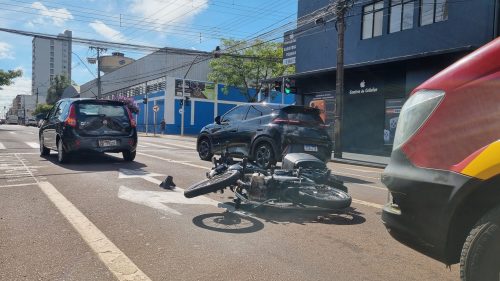 Motociclista fica ferido em colisão traseira na Rua Rio Grande Sul Motociclista fica ferido em colisão traseira na Rua Rio Grande Sul