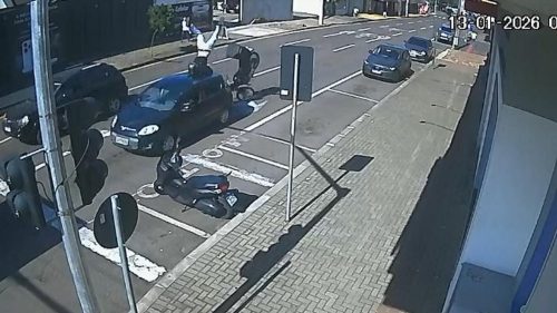 Impressionante: motociclista dá cambalhota por cima de carro em colisão na Rio Grande do Sul Impressionante: motociclista dá cambalhota por cima de carro em colisão na Rio Grande do Sul