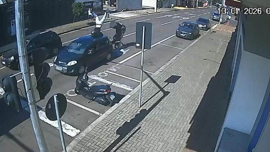 Impressionante: motociclista dá cambalhota por cima de carro em colisão na Rio Grande do Sul